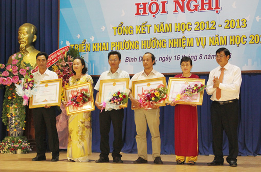 Phó Chủ tịch UBND tỉnh Huỳnh Văn Nhị trao bằng khen của Thủ tướng Chính phủ cho các cá nhân