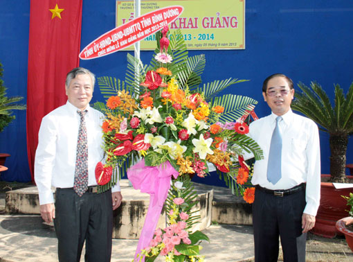 Ủy viên Trung ương Đảng, Bí thư Tỉnh ủy Mai Thế Trung tặng hoa chúc mừng cho Trường THPT Thường Tân nhân Lễ hội khai