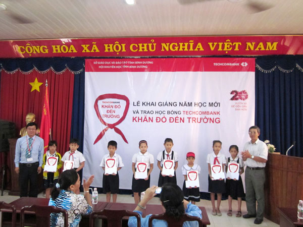 Đồng chí Nguyễn Văn Chệt - Phó trưởng phòng GD&ĐT TpTDM trao các phần học bổng
