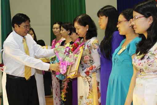 Phó Chủ tịch UBND tỉnh Huỳnh Văn Nhị trao tặng bằng khen của UBND tỉnh  cho các giáo viên bồi dưỡng HS giỏi