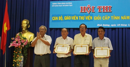 Giám đốc Sở Giáo dục - Đào tạo Dương Thế Phương  trao giải toàn đoàn cho các đội