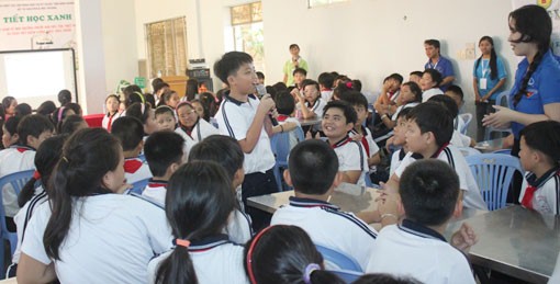 Các em học sinh trường tiểu học Trần Phú tham gia phần hỏi đáp trong Tiết học xanh