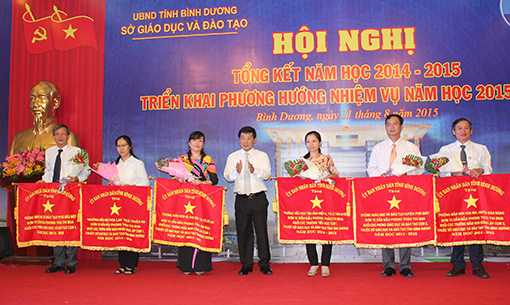 Ông Trần Thanh Liêm, Ủy viên Thường vụ Tỉnh ủy, Phó Chủ tịch Thường trực UBND tỉnh tặng cờ thi đua cho các đơn vị