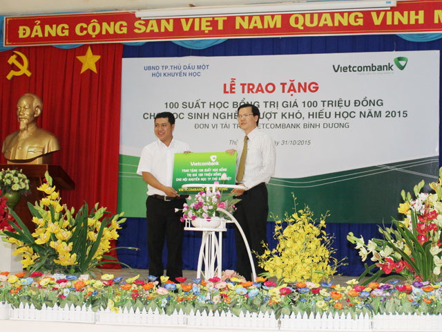 Đại diện Ban giám đốc Vietcombank Bình Dương trao học bổng cho Đại diện Hội khuyến học thành phố Thủ Dầu Một