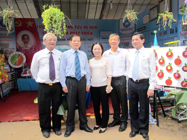 Các lãnh đạo ghé thăm và chụp hình lưu niệm tại gian hàng Phòng Giáo dục thành phố Thủ Dầu Một