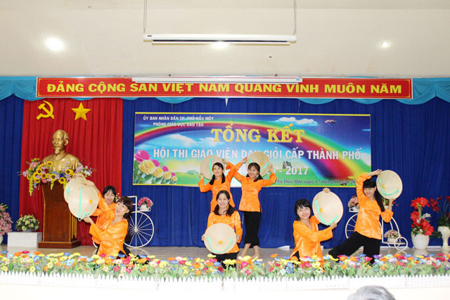 Múa “Lúa mùa duyên thắm” – các giáo viên trường MG Hoa Mai thực hiện