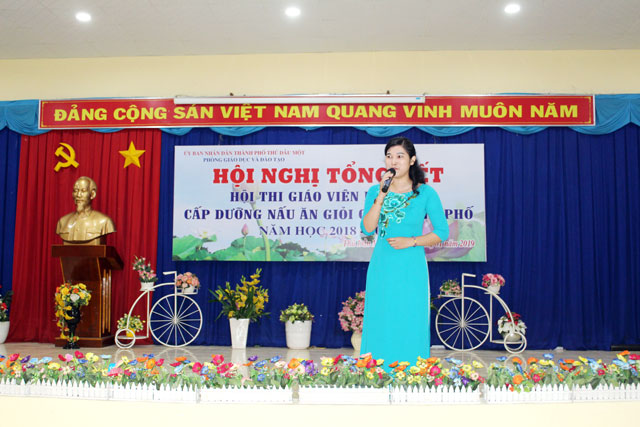 Bà Nguyễn Thị Ngọc Hân - Chuyên viên bậc Mầm non khai mạc chương trình Hội nghị
