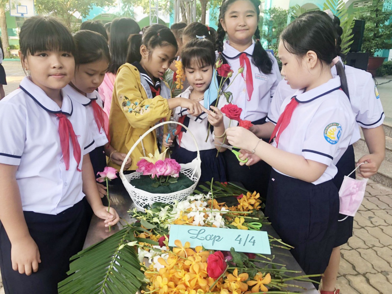 Học sinh trường Tiểu học Phú Hòa 3 thi cắm hoa tặng thầy cô nhân ngày 20-11