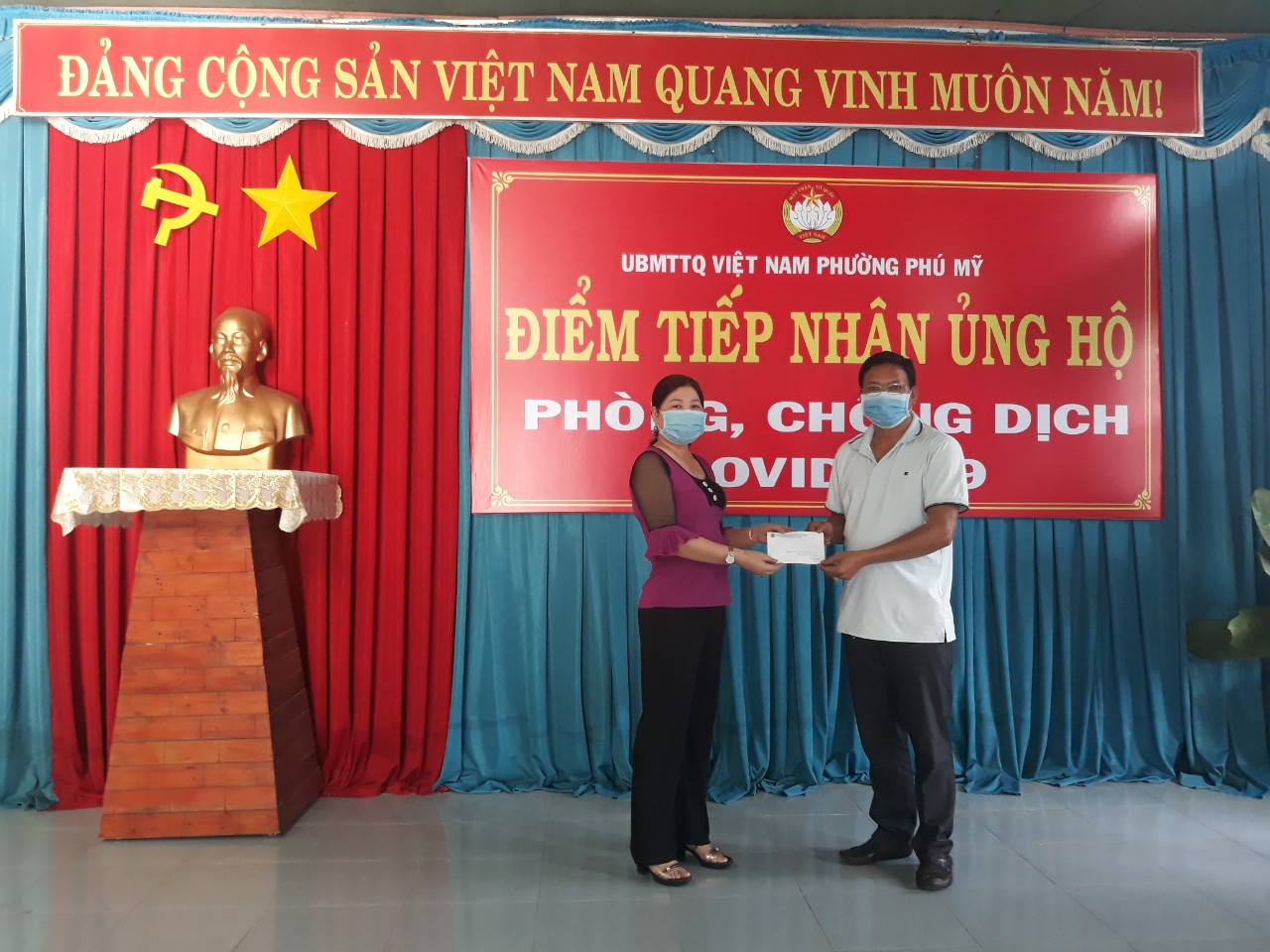 Cô Võ Thị Hà - Chủ tịch công đoàn trường và Ông Huỳnh Tấn Sơn - Chủ tịch ủy ban MTTQ Việt Nam Phường Phú Mỹ nhận đóng góp ủng hộ công tác phòng, chống dịch bệnh COVID-19 tại phường Phú Mỹ