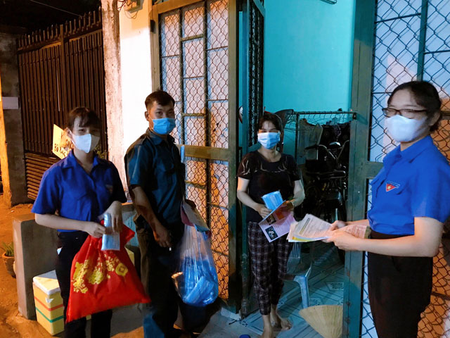 Cán bộ giáo viên, đoàn viên, nhân viên y tế trường TH Phú Hòa 3 đã tình nguyện tham gia công tác phòng chống dịch.