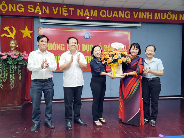 Đồng chí Nguyễn Văn Đông- UVTV Tỉnh ủy, Bí thư Thành ủy Thủ Dầu Một thăm, chúc mừng Phòng Giáo dục và Đào tạo thành phố.