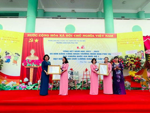 Lễ Tổng kết năm học 2021-2022 và đón bằng Công nhận trường mầm non Phú Tân đạt Chuẩn Quốc Gia mức độ 1, đạt Kiểm định Chất lượng Giáo dục cấp độ 2.