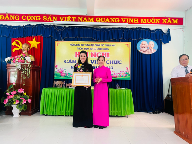 Cô Tôn Thị Quỳnh Hoa – Giáo viên ngữ văn Trường THCS Phú Cường nhận giải thưởng trong phong trào thi đua đổi mới sáng tạo năm học 2021-2022