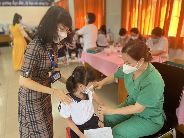 Học sinh lớp 1,2,3 tại Thành phố Thủ Dầu Một tiêm vắc xin ngừa COVID-19: thành phố sẵn sàng, phụ huynh đồng thuận