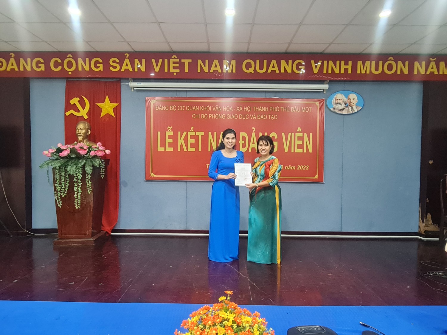 Chi bộ Phòng Giáo dục và Đào tạo thành phố Thủ Dầu Một tổ chức Lễ kết nạp Đảng viên mới năm 2023