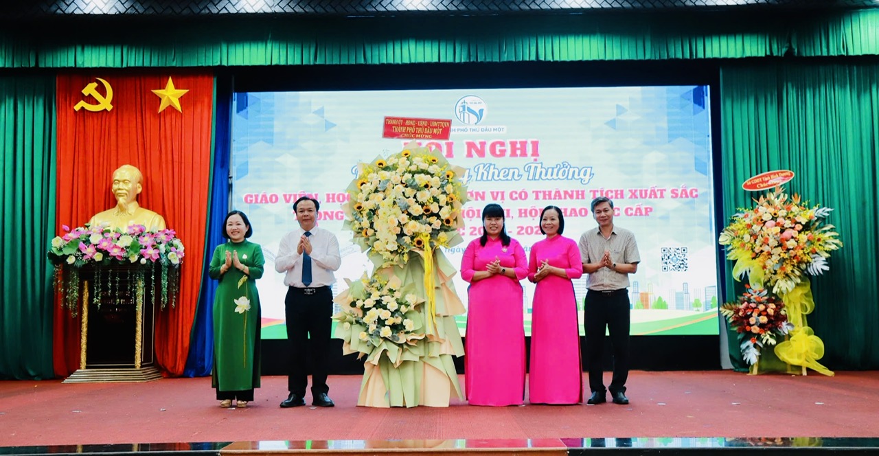 Hội nghị Tuyên dương, khen thưởng giáo viên, học sinh và các đơn vị có thành tích xuất sắc trong các cuộc thi, hội thi, hội thao các cấp năm học 2024-2025